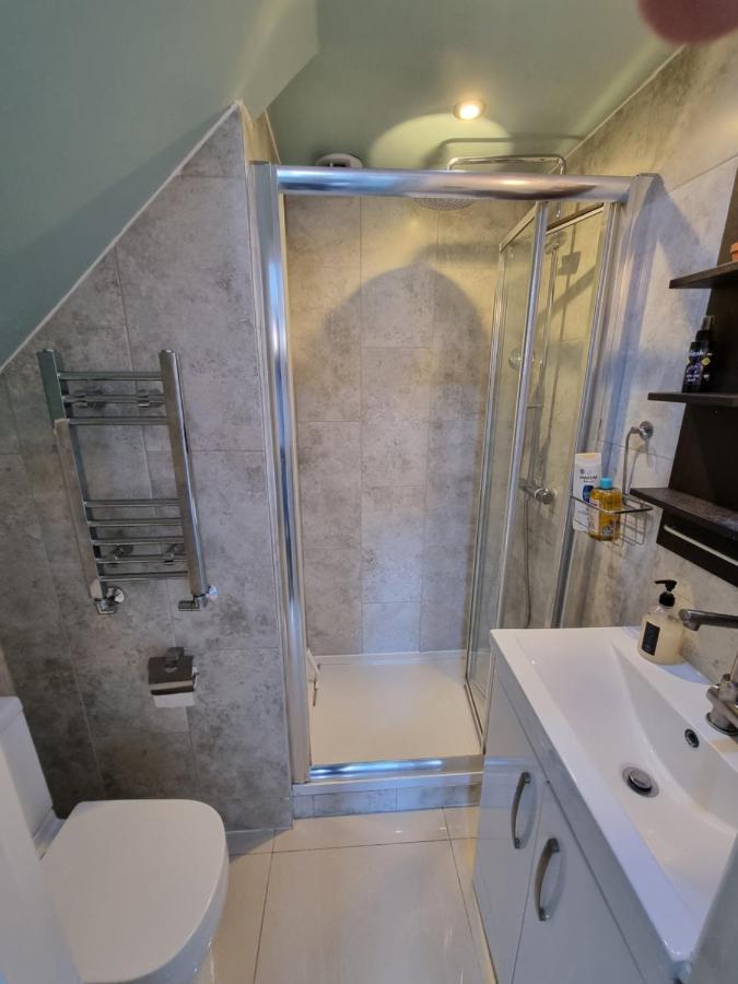 Single Room With En-Suite Shower Room In Zone 1 Londra Exterior foto